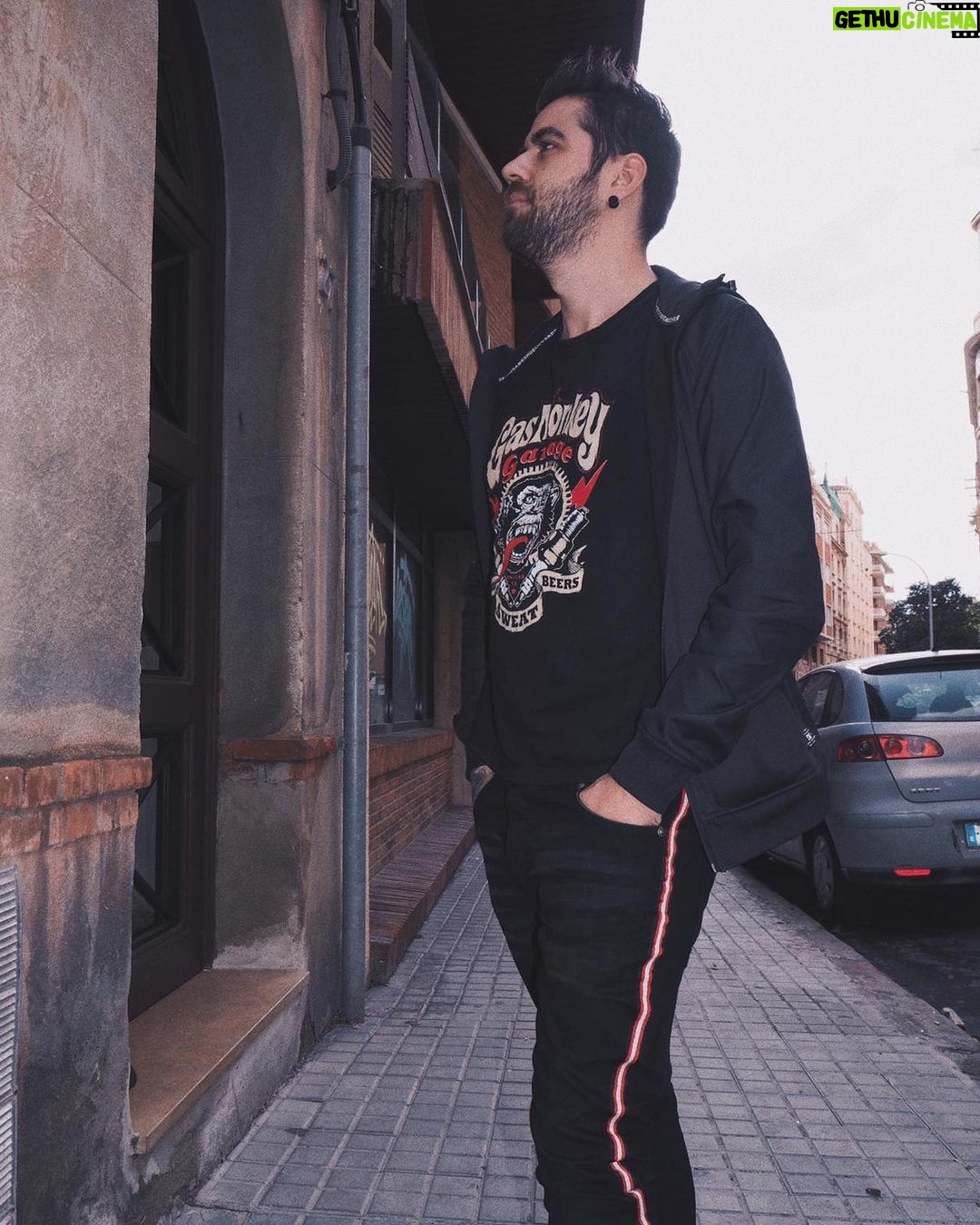 AuronPlay Instagram - en la vida se me da bien hacer pasteles de atún y dar puñetazos y adivina que, se me ha acabado el atún así que cuidado calvo