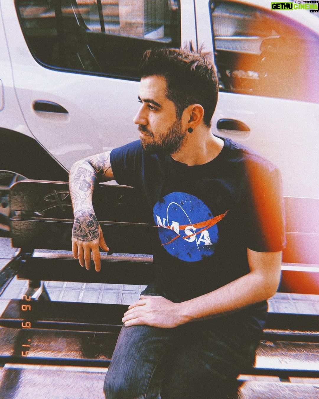 AuronPlay Instagram - me duele la pierna de soportar todo el peso de mi hermosura