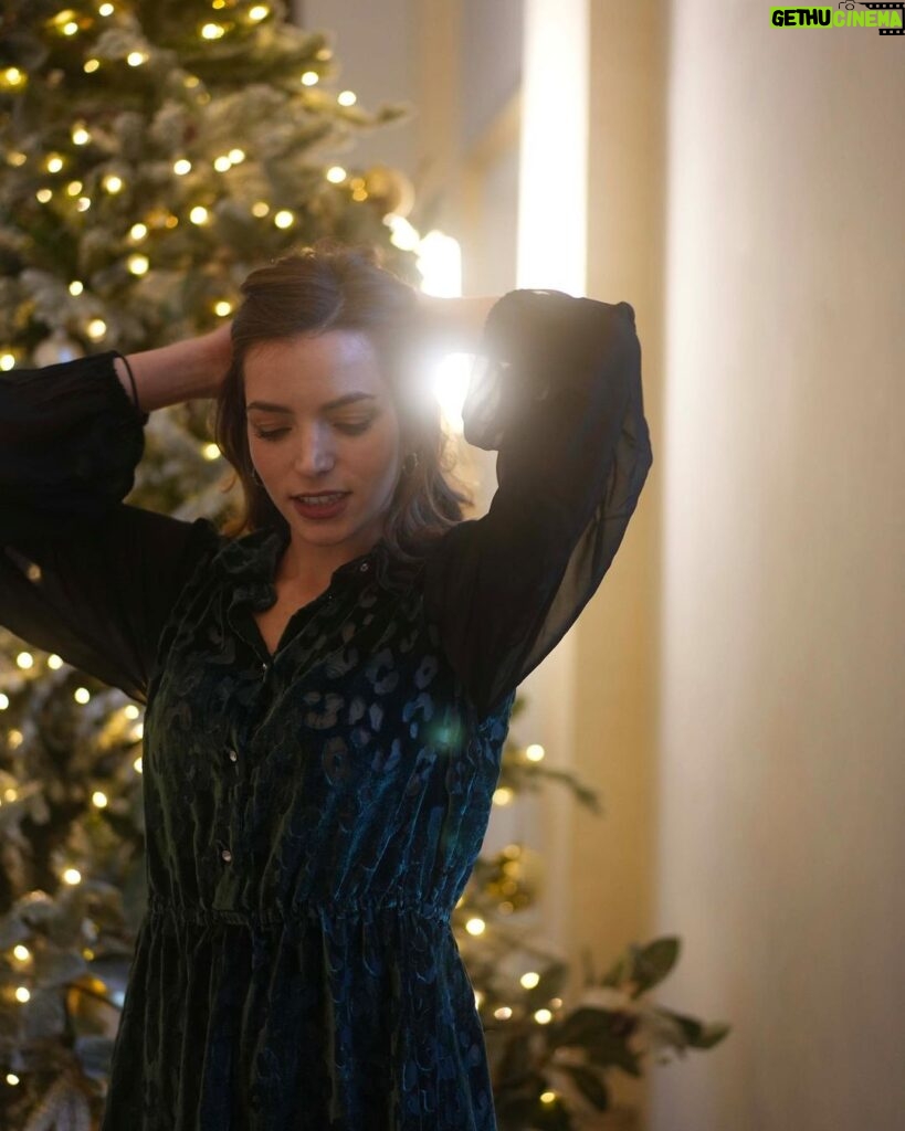 Aurora Ruffino Instagram - Buon Natale a tutti! 🎄♥️ #merrychristmas #love #italy ph: @_filippogabriele @cotrilspa @francescagiulini @marcoartesani @maxandco