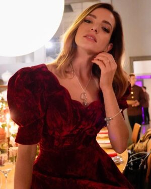 Aurora Ruffino Instagram - Grazie @theofficialpandora per averci regalato una serata speciale dall’atmosfera natalizia. Per l’occasione ho scelto i nuovi gioielli della Collezione Moments. ❄️♥️ #morethanagift #pandoramoments