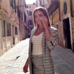 Aurora Ruffino Instagram - 🤍🖤.. @dicarlorella @marvi_marver @feel___studio Outfit: @missoni Hair and Makeup: @cotrilspa @la_pellizzaro Jewels: @theofficialpandora #love #italy #venice