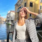 Aurora Ruffino Instagram - Quest’anno mi trovo a Venezia per un motivo davvero speciale.. non vedo l’ora di condividerlo con voi! Grazie @theofficialpandora per accompagnarmi sempre. ♥️ #PandoraSignature #Venezia79 #Ad Venice, Italy