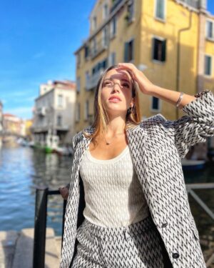 Aurora Ruffino Instagram - Quest’anno mi trovo a Venezia per un motivo davvero speciale.. non vedo l’ora di condividerlo con voi! 
Grazie @theofficialpandora per accompagnarmi sempre. ♥️

#PandoraSignature
#Venezia79
#Ad