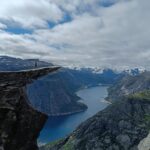 Aurora Ruffino Instagram – Trolltunga.. Per anni ho sognato questo momento, di trovarmi qui in piedi sulla lingua del Troll. Rimuginavo nella mia mente, pensavo a come sarebbe stato l’istante in cui mi ci sarei trovata davanti, alla fatica che avrei provato camminando per 11 ore.. Ma mai avrei immaginato che sarei partita e che avrei affrontato questo viaggio da sola. Sto imparando tante cose di me. Viaggiare da soli ci porta a fare i conti con noi stessi, con i nostri lati più “oscuri” e fragili.
Mi sento orgogliosa e sono felice di condividere questo pensiero con voi.
Vi auguro di passare una bellissima estate e di trovare anche solo brevi momenti durante la giornata per stare da soli con voi stessi. ♥️ #norway #solotravel #love