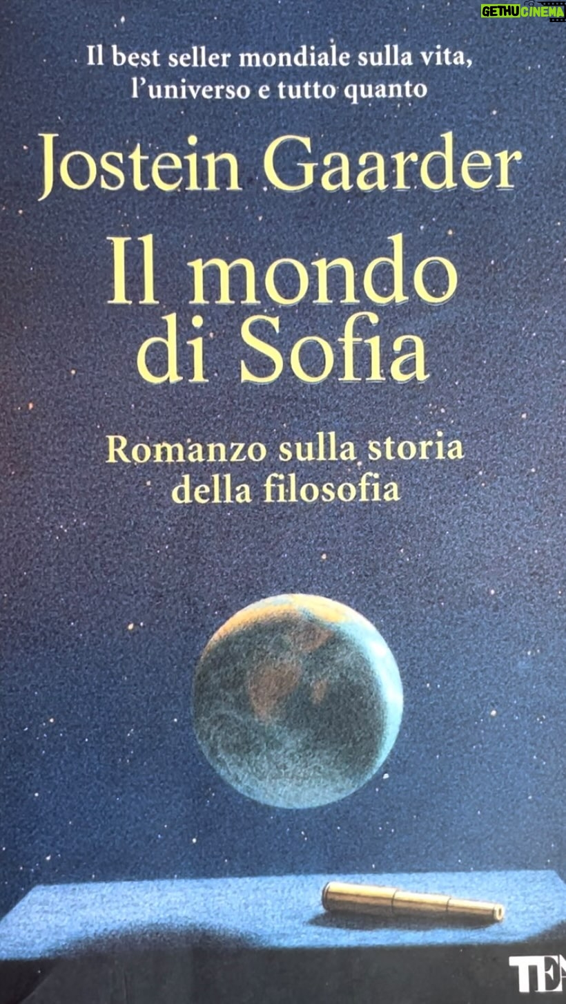 Aurora Ruffino Instagram - “Il mondo di Sofia” di Jostein Gaarder.. 💙