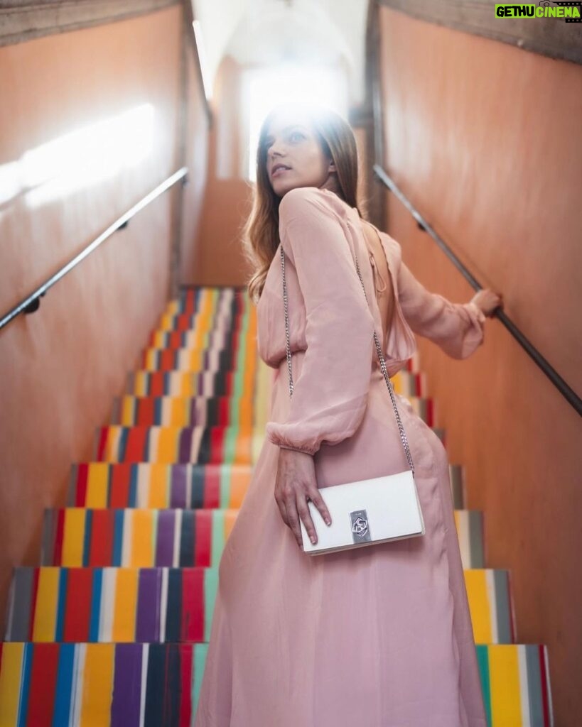 Aurora Ruffino Instagram - Un pomeriggio circondato da arte e bellezza.. Grazie @motivifashion adoro la nuova double love bag #ad #doublelovebags ♥️