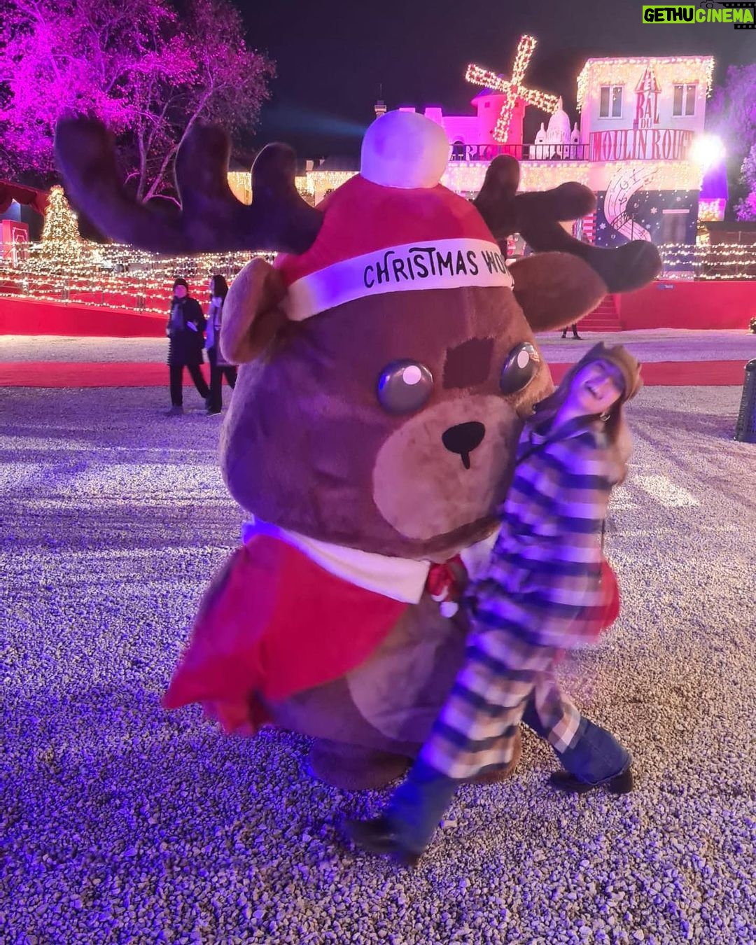 Aurora Ruffino Instagram - Happy child.. 🐻♥️🎄 #buonefeste #love #italy