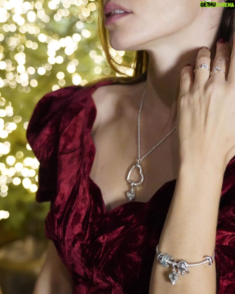 Aurora Ruffino Instagram - Grazie @theofficialpandora per averci regalato una serata speciale dall’atmosfera natalizia. Per l’occasione ho scelto i nuovi gioielli della Collezione Moments. ❄️♥️ #morethanagift #pandoramoments