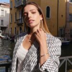 Aurora Ruffino Instagram - 🤍🖤.. @dicarlorella @marvi_marver @feel___studio Outfit: @missoni Hair and Makeup: @cotrilspa @la_pellizzaro Jewels: @theofficialpandora #love #italy #venice