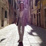 Aurora Ruffino Instagram - 🤍🖤.. @dicarlorella @marvi_marver @feel___studio Outfit: @missoni Hair and Makeup: @cotrilspa @la_pellizzaro Jewels: @theofficialpandora #love #italy #venice