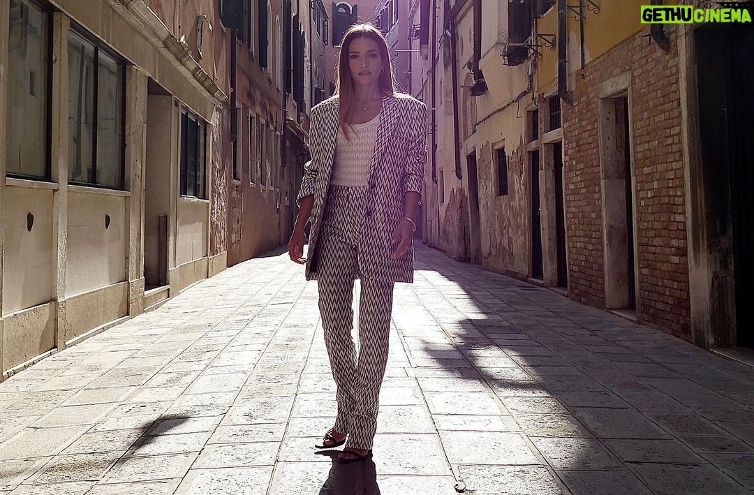 Aurora Ruffino Instagram - 🤍🖤.. @dicarlorella @marvi_marver @feel___studio Outfit: @missoni Hair and Makeup: @cotrilspa @la_pellizzaro Jewels: @theofficialpandora #love #italy #venice