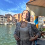 Aurora Ruffino Instagram - Quest’anno mi trovo a Venezia per un motivo davvero speciale.. non vedo l’ora di condividerlo con voi! Grazie @theofficialpandora per accompagnarmi sempre. ♥️ #PandoraSignature #Venezia79 #Ad Venice, Italy