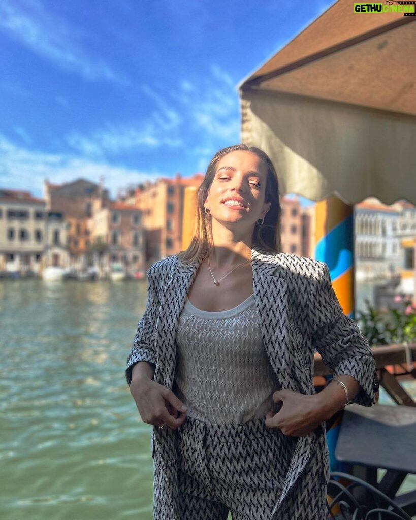 Aurora Ruffino Instagram - Quest’anno mi trovo a Venezia per un motivo davvero speciale.. non vedo l’ora di condividerlo con voi! Grazie @theofficialpandora per accompagnarmi sempre. ♥️ #PandoraSignature #Venezia79 #Ad Venice, Italy