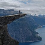 Aurora Ruffino Instagram – Trolltunga.. Per anni ho sognato questo momento, di trovarmi qui in piedi sulla lingua del Troll. Rimuginavo nella mia mente, pensavo a come sarebbe stato l’istante in cui mi ci sarei trovata davanti, alla fatica che avrei provato camminando per 11 ore.. Ma mai avrei immaginato che sarei partita e che avrei affrontato questo viaggio da sola. Sto imparando tante cose di me. Viaggiare da soli ci porta a fare i conti con noi stessi, con i nostri lati più “oscuri” e fragili.
Mi sento orgogliosa e sono felice di condividere questo pensiero con voi.
Vi auguro di passare una bellissima estate e di trovare anche solo brevi momenti durante la giornata per stare da soli con voi stessi. ♥️ #norway #solotravel #love