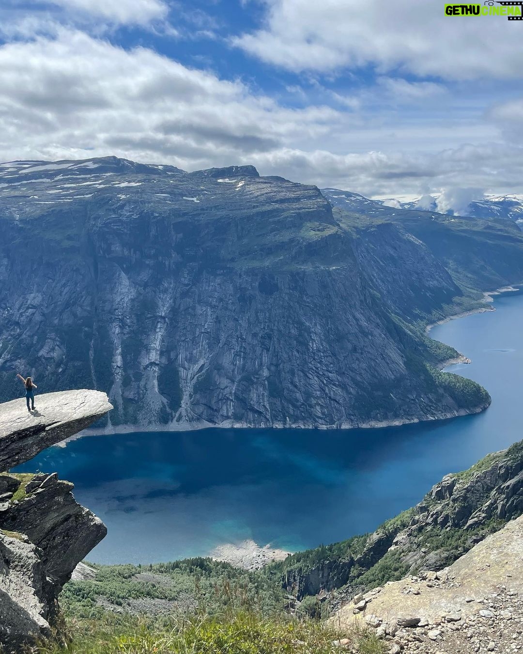 Aurora Ruffino Instagram - Trolltunga.. Per anni ho sognato questo momento, di trovarmi qui in piedi sulla lingua del Troll. Rimuginavo nella mia mente, pensavo a come sarebbe stato l’istante in cui mi ci sarei trovata davanti, alla fatica che avrei provato camminando per 11 ore.. Ma mai avrei immaginato che sarei partita e che avrei affrontato questo viaggio da sola. Sto imparando tante cose di me. Viaggiare da soli ci porta a fare i conti con noi stessi, con i nostri lati più “oscuri” e fragili. Mi sento orgogliosa e sono felice di condividere questo pensiero con voi. Vi auguro di passare una bellissima estate e di trovare anche solo brevi momenti durante la giornata per stare da soli con voi stessi. ♥️ #norway #solotravel #love