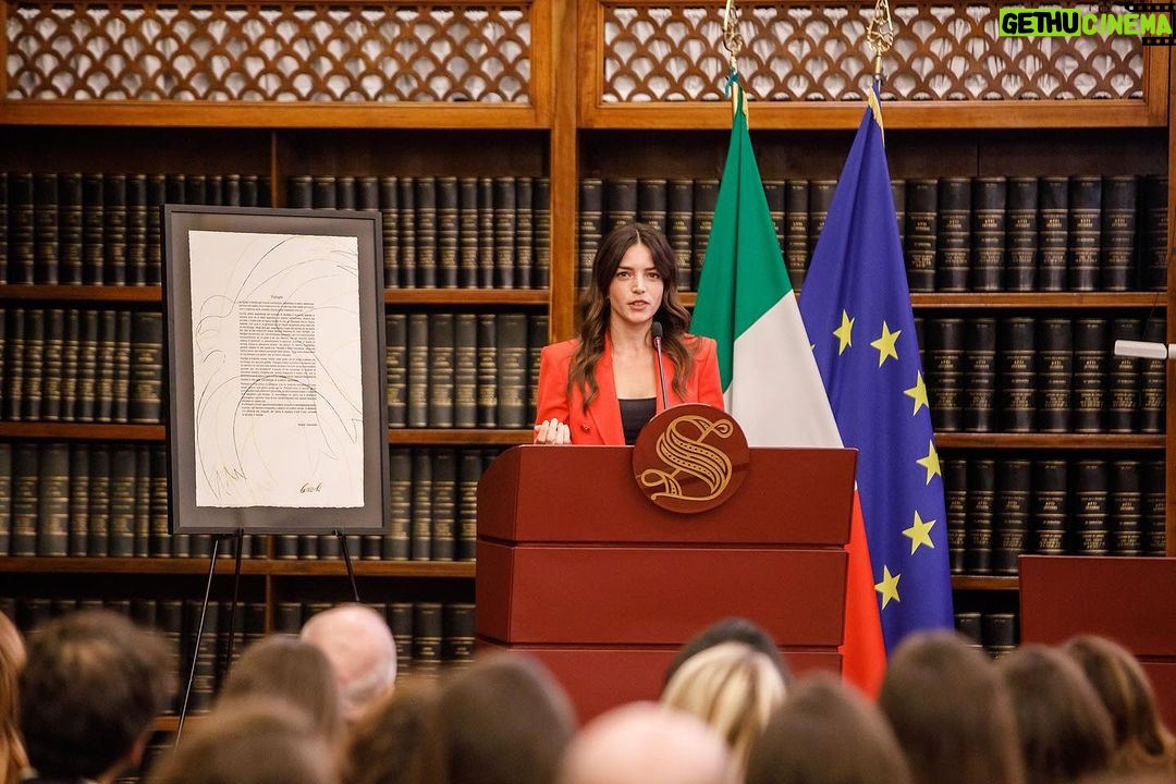 Aurora Ruffino Instagram - “Manifesto del cambiamento” di @giov_caccamo è arrivato a Palazzo Madama, sede del Senato della Repubblica. È stato un onore per me aver avuto la possibilità di raccontare brevemente la mia parola di cambiamento e di condividere il mio pensiero sul suo significato. “Consapevolezza” è la parola che ho scelto. Consapevolezza intesa come capacità di riconosce l’essenza presente in ognuno di noi, nella natura e in qualsiasi altra forma di vita. Si tratta, quindi, della capacità di riconoscersi non solo nell’altro ma anche nel flusso di tutto ciò che è vivo e che costantemente cambia, evolve e si trasforma. ♥️ #manifestodelcambiamento #consapevolezza #senatodellarepubblica