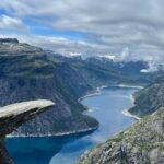 Aurora Ruffino Instagram – Trolltunga.. Per anni ho sognato questo momento, di trovarmi qui in piedi sulla lingua del Troll. Rimuginavo nella mia mente, pensavo a come sarebbe stato l’istante in cui mi ci sarei trovata davanti, alla fatica che avrei provato camminando per 11 ore.. Ma mai avrei immaginato che sarei partita e che avrei affrontato questo viaggio da sola. Sto imparando tante cose di me. Viaggiare da soli ci porta a fare i conti con noi stessi, con i nostri lati più “oscuri” e fragili.
Mi sento orgogliosa e sono felice di condividere questo pensiero con voi.
Vi auguro di passare una bellissima estate e di trovare anche solo brevi momenti durante la giornata per stare da soli con voi stessi. ♥️ #norway #solotravel #love