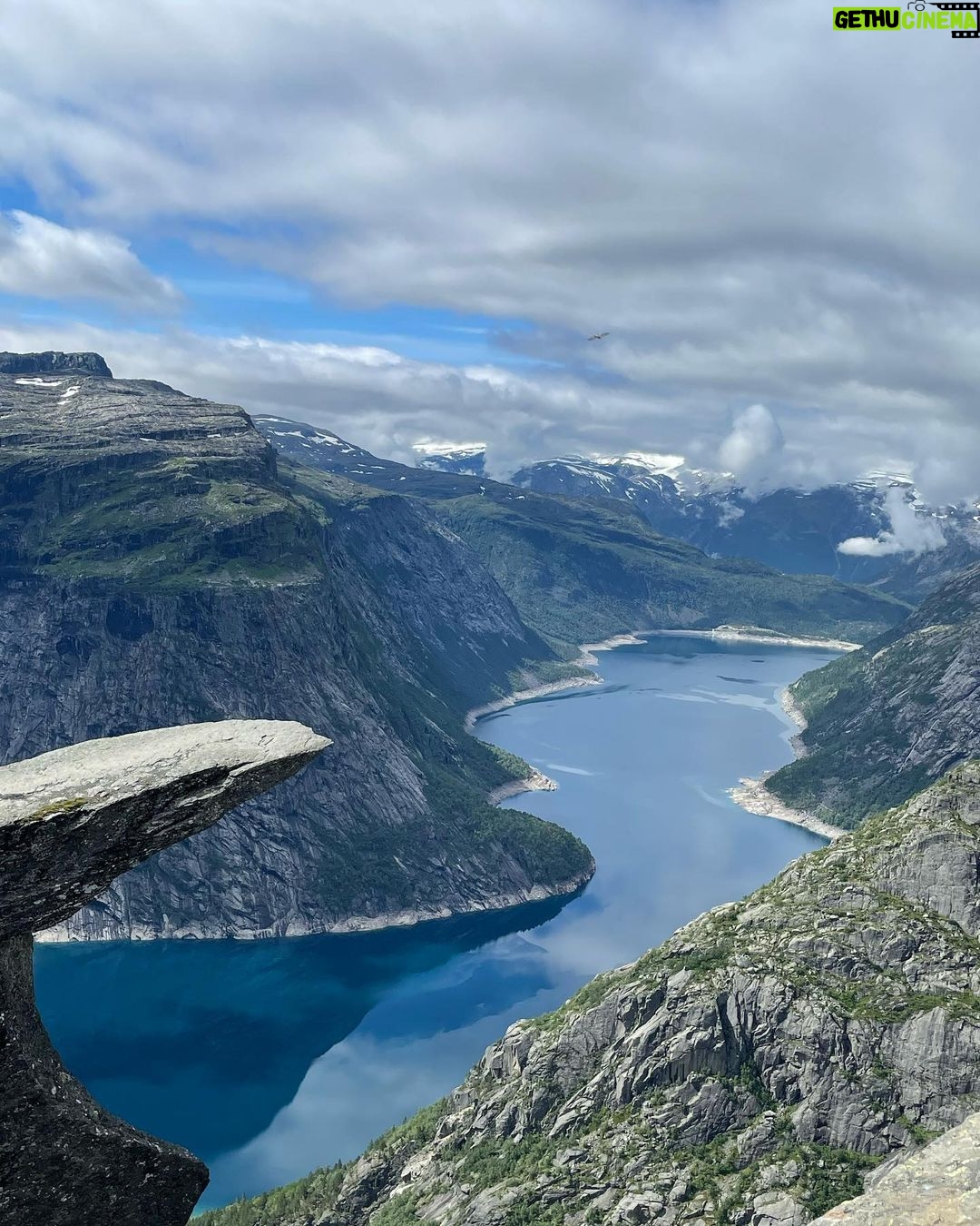 Aurora Ruffino Instagram - Trolltunga.. Per anni ho sognato questo momento, di trovarmi qui in piedi sulla lingua del Troll. Rimuginavo nella mia mente, pensavo a come sarebbe stato l’istante in cui mi ci sarei trovata davanti, alla fatica che avrei provato camminando per 11 ore.. Ma mai avrei immaginato che sarei partita e che avrei affrontato questo viaggio da sola. Sto imparando tante cose di me. Viaggiare da soli ci porta a fare i conti con noi stessi, con i nostri lati più “oscuri” e fragili. Mi sento orgogliosa e sono felice di condividere questo pensiero con voi. Vi auguro di passare una bellissima estate e di trovare anche solo brevi momenti durante la giornata per stare da soli con voi stessi. ♥️ #norway #solotravel #love