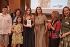 Aurora Ruffino Instagram - Premio Moige a “Noi - La serie”. ♥️ @mia.ammirati @lucaribuoli @lino_guanciale_official  @dario_el_hombre @la_frago_ @lilifiorelli @flaviofurno @liviokone @angelaciaburri @claudia_marsicano  Grazie!!@moige_onlus  @cotrilspa @francescagiulini @dicarlorella @marvi_marver @federicatosi