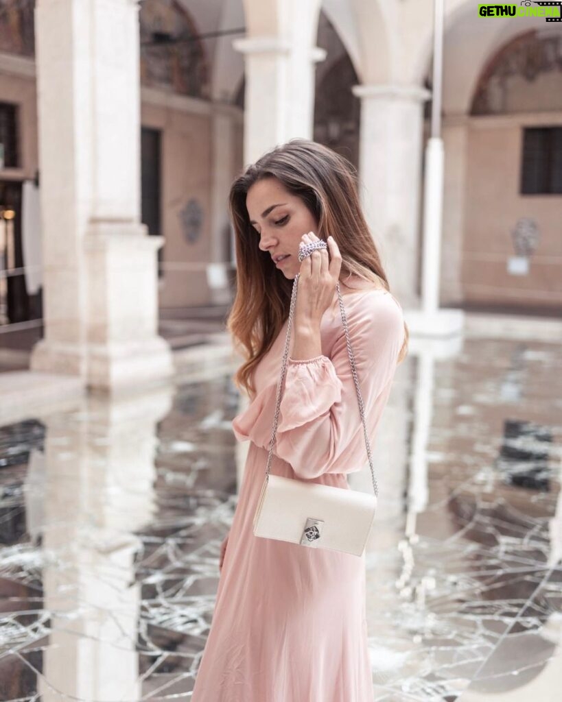 Aurora Ruffino Instagram - Un pomeriggio circondato da arte e bellezza.. Grazie @motivifashion adoro la nuova double love bag #ad #doublelovebags ♥️