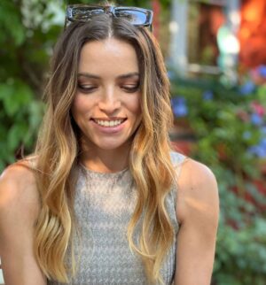 Aurora Ruffino Instagram - La libertà è ciò che rende la vita degna di essere vissuta. Bisogna difendere questa libertà e proteggerla, a tutti i costi. Guai a chi si approfitta della propria libertà per distruggere quella degli altri. 
La libertà è sacra, proprio come la vita. Libertà dall’oppressione, libertà dalla violenza, libertà dalla paura e dal terrore. Libertà dall’omologazione, libertà dalla vergogna e dal senso di inadeguatezza. Libertà dalle menzogne, libertà dai dubbi e dalla severità con cui trattiamo noi stessi e gli altri. 
Più passano gli anni e più mi rendo conto di quanto sia dato per scontato il valore di questa parola e di come “libertà” e “amore” siano in realtà la stessa cosa.  Un amore privo di libertà è un’illusione, dove non c’è libertà non c’è amore. 
Buona festa della liberazione a tutti, auguro a ognuno di noi di avere sempre il coraggio di essere liberi! ♥️ ph: @grandi_film #love #freedom #italy