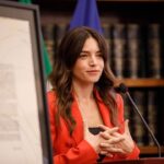Aurora Ruffino Instagram - “Manifesto del cambiamento” di @giov_caccamo è arrivato a Palazzo Madama, sede del Senato della Repubblica. È stato un onore per me aver avuto la possibilità di raccontare brevemente la mia parola di cambiamento e di condividere il mio pensiero sul suo significato. “Consapevolezza” è la parola che ho scelto. Consapevolezza intesa come capacità di riconosce l’essenza presente in ognuno di noi, nella natura e in qualsiasi altra forma di vita. Si tratta, quindi, della capacità di riconoscersi non solo nell’altro ma anche nel flusso di tutto ciò che è vivo e che costantemente cambia, evolve e si trasforma. ♥️ #manifestodelcambiamento #consapevolezza #senatodellarepubblica