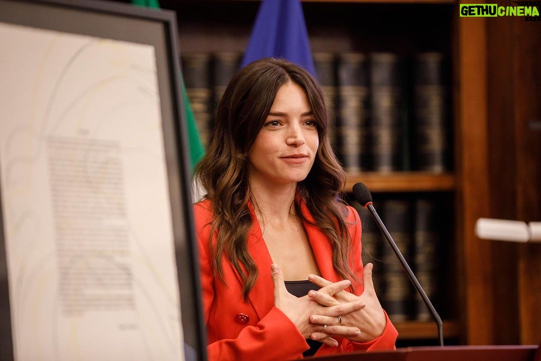 Aurora Ruffino Instagram - “Manifesto del cambiamento” di @giov_caccamo è arrivato a Palazzo Madama, sede del Senato della Repubblica. È stato un onore per me aver avuto la possibilità di raccontare brevemente la mia parola di cambiamento e di condividere il mio pensiero sul suo significato. “Consapevolezza” è la parola che ho scelto. Consapevolezza intesa come capacità di riconosce l’essenza presente in ognuno di noi, nella natura e in qualsiasi altra forma di vita. Si tratta, quindi, della capacità di riconoscersi non solo nell’altro ma anche nel flusso di tutto ciò che è vivo e che costantemente cambia, evolve e si trasforma. ♥️ #manifestodelcambiamento #consapevolezza #senatodellarepubblica