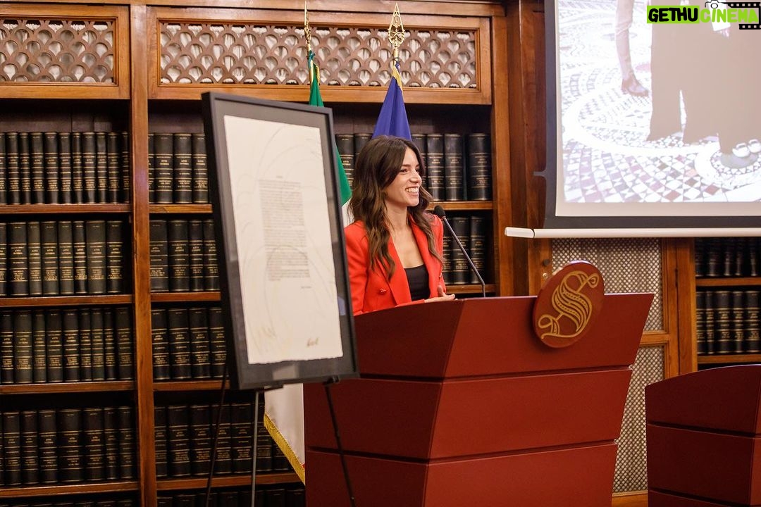 Aurora Ruffino Instagram - “Manifesto del cambiamento” di @giov_caccamo è arrivato a Palazzo Madama, sede del Senato della Repubblica. È stato un onore per me aver avuto la possibilità di raccontare brevemente la mia parola di cambiamento e di condividere il mio pensiero sul suo significato. “Consapevolezza” è la parola che ho scelto. Consapevolezza intesa come capacità di riconosce l’essenza presente in ognuno di noi, nella natura e in qualsiasi altra forma di vita. Si tratta, quindi, della capacità di riconoscersi non solo nell’altro ma anche nel flusso di tutto ciò che è vivo e che costantemente cambia, evolve e si trasforma. ♥️ #manifestodelcambiamento #consapevolezza #senatodellarepubblica