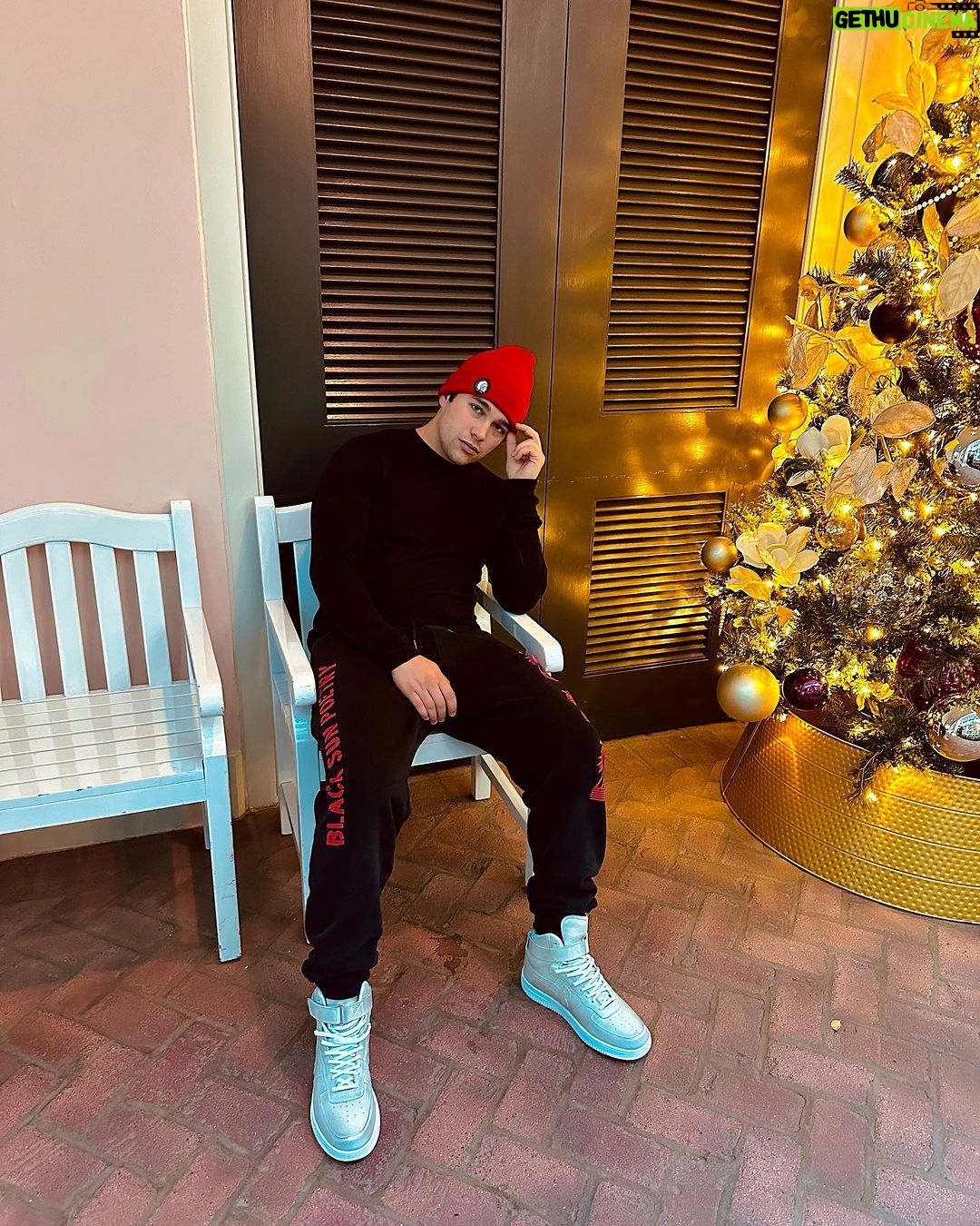 Austin Mahone Instagram - Let it go ❄️ Opryland Hotel Nashville
