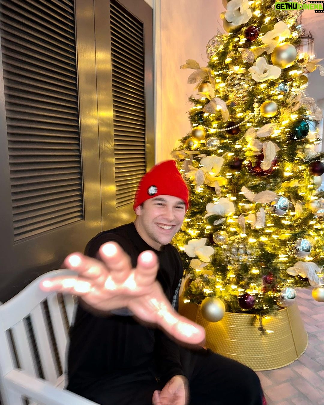 Austin Mahone Instagram - Let it go ❄️ Opryland Hotel Nashville