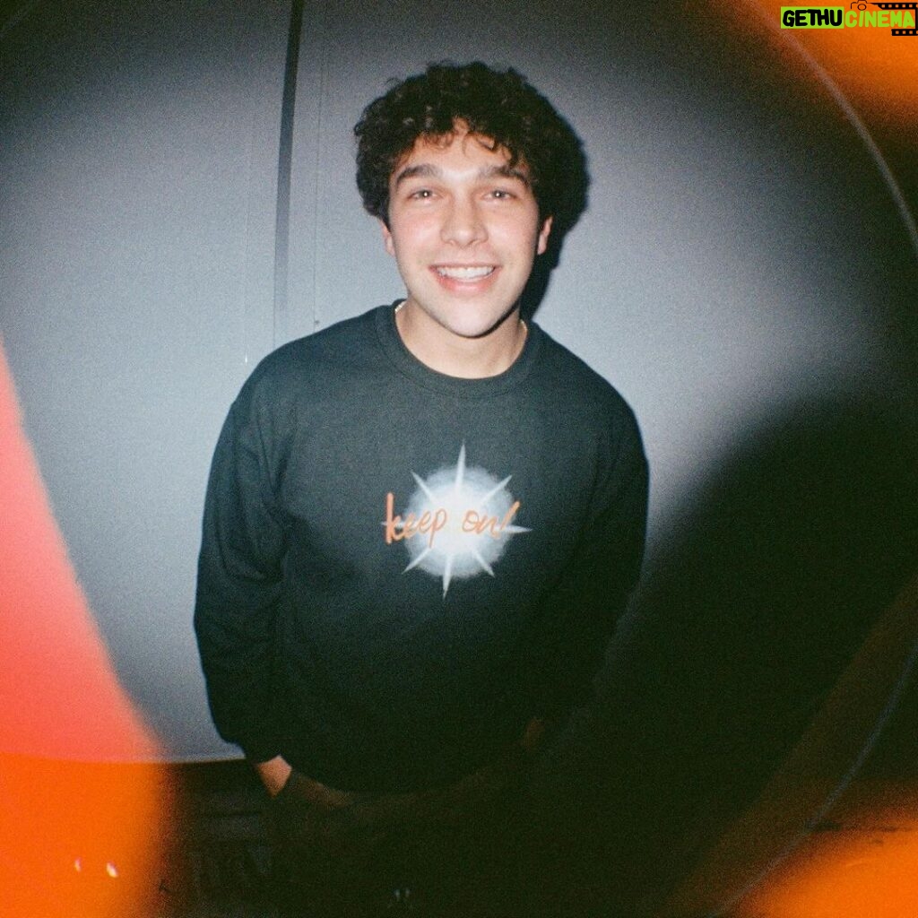 Austin Mahone Instagram - Keep on 💯 Get your crewneck with the link in my bio. 🔥 📸: @honoroll
