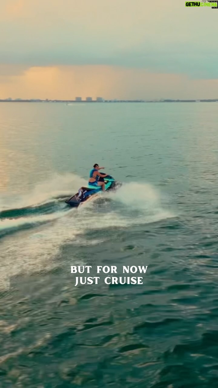 Austin Mahone Instagram - It’s the last day of summer! Go out with a bang by listening to my song “Cruise” 😎💥 #newmusic #summer #cruise #miami #jetskilife