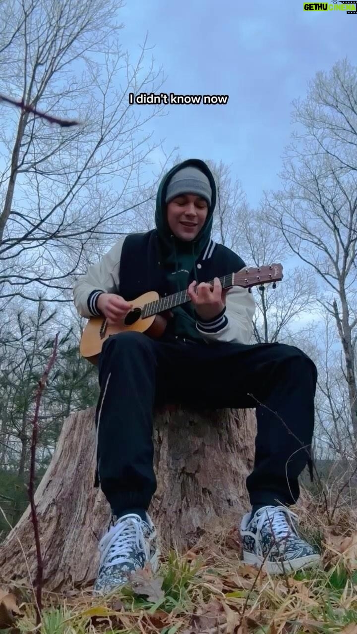 Austin Mahone Instagram - Where my @tobykeith fans at? 🤠 Drop what other songs you want me to cover in the comments! 🤘🏼 #foryou #countrymusic #90scountry #cover #throwback #acoustic #vocals