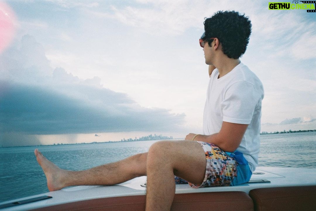 Austin Mahone Instagram - Just out here cruisin’ 😎☀️