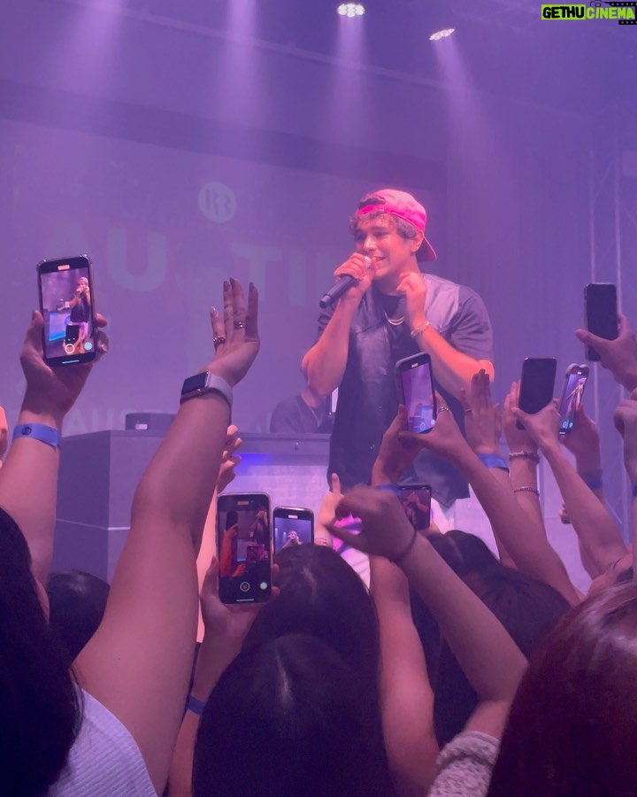 Austin Mahone Instagram - welcome tokyo🇯🇵 thx @austinmahone 🫶🏻 ・ photo by @kaisei_921 ・ ・ ・ オースティンライブもありがとう🙇🏻🇯🇵🇯🇵 かいせいくんもいつもありがとう📸 #austinmahone ・ ・ my painted remake pants&jacket ・ #NARUTO #ナルト ・ ・ ・ ・ カスタムオーダーDMにてお待ちしております。📩 世界で一つのファッションアート作ってます。 my painted remake pants🔥 #リメイク #リメイク古着 #remake #art #落書き #photography #photooftheday #ファッション #ファッションコーデ #おしゃれさんと繋がりたい #japan #日本#fashion #instagood #instagram #insta #instalike #美容師 #いいね返し