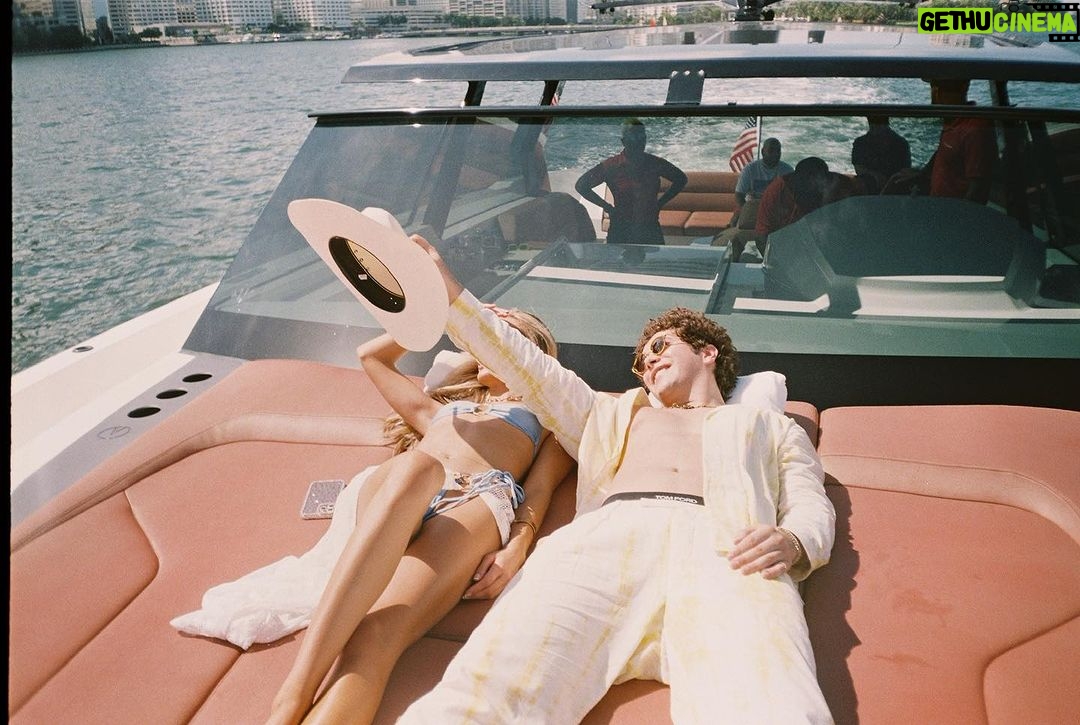 Austin Mahone Instagram - Just out here cruisin’ 😎☀️