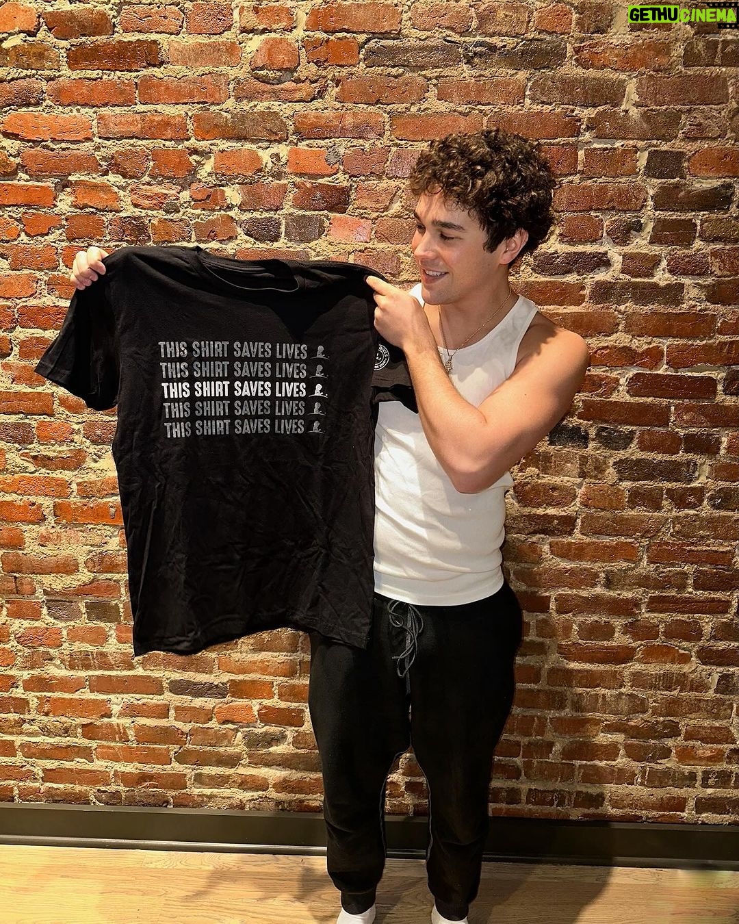 Austin Mahone Instagram - I’m proud to wear #ThisShirtSavesLives and support the kids at @stjude fighting cancer. Join me and get your shirt at MusicGives.org ❤️