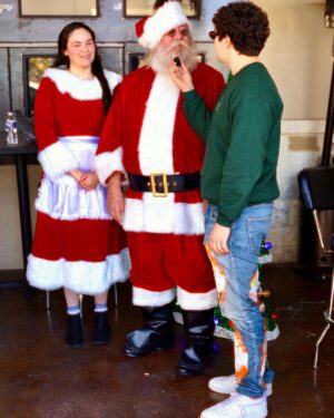 Austin Mahone Instagram - Giving is good for the soul 🎁 and so is family time! @icontalks @iamliljay