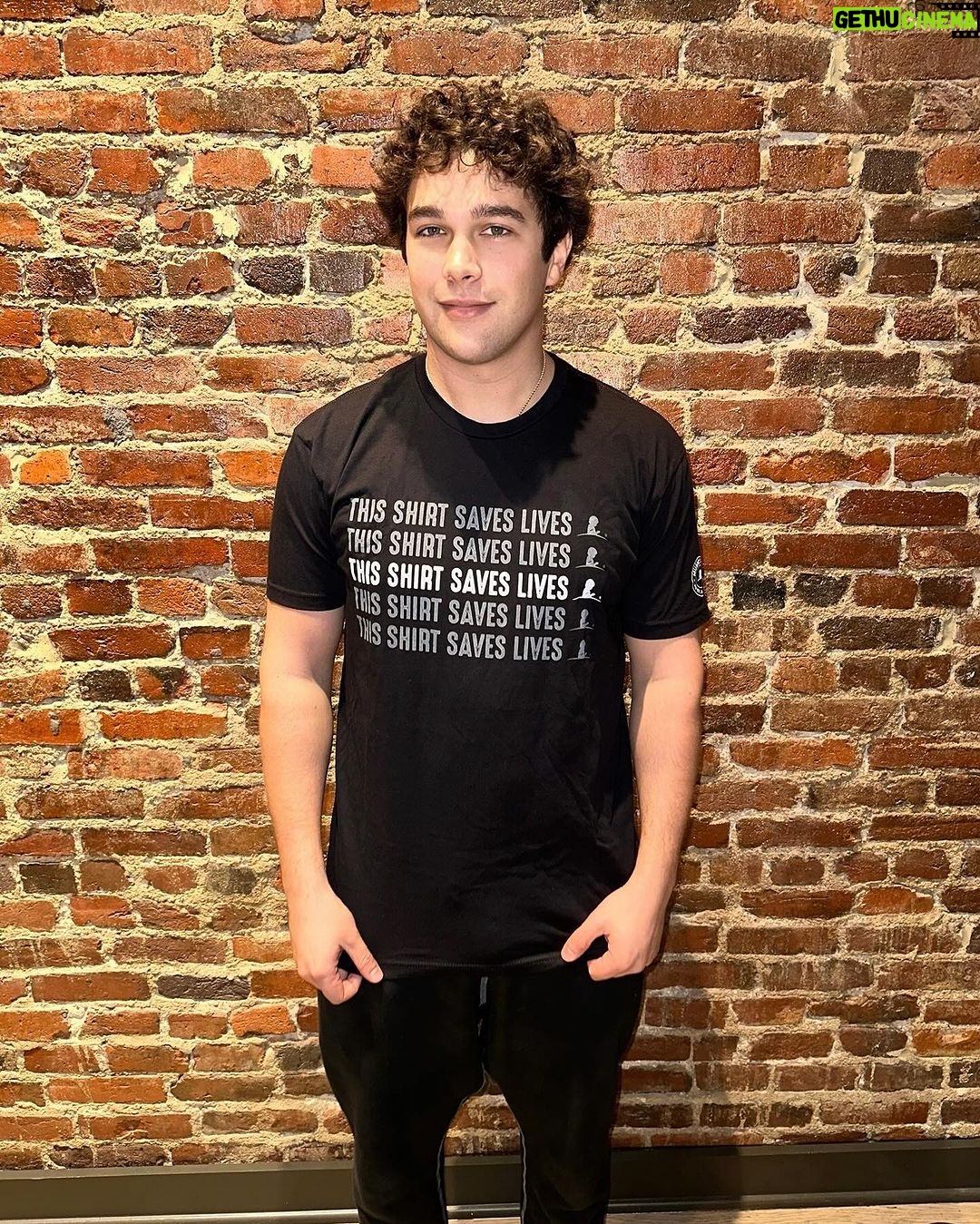 Austin Mahone Instagram - I’m proud to wear #ThisShirtSavesLives and support the kids at @stjude fighting cancer. Join me and get your shirt at MusicGives.org ❤️