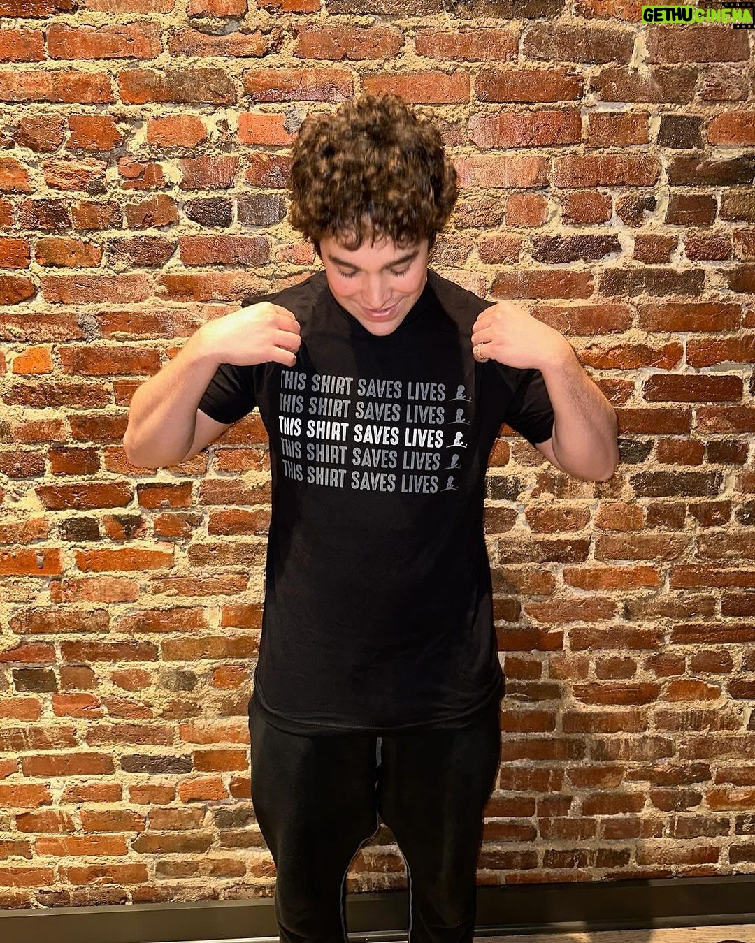 Austin Mahone Instagram - I’m proud to wear #ThisShirtSavesLives and support the kids at @stjude fighting cancer. Join me and get your shirt at MusicGives.org ❤️