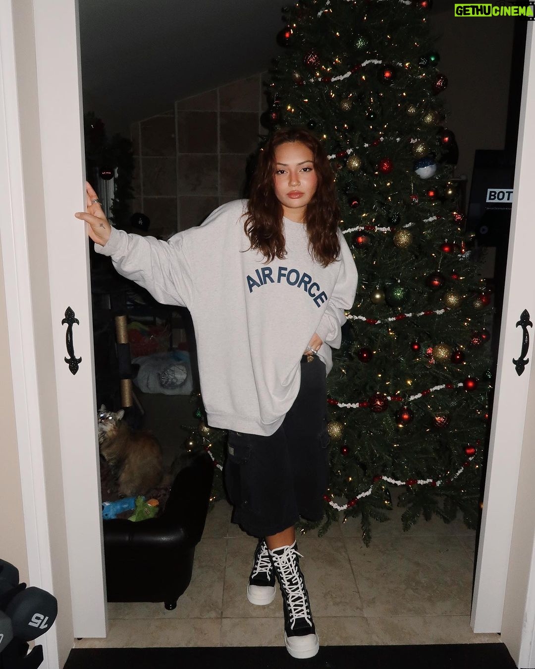 Avani Instagram - any hoodie that’s not mine >>>