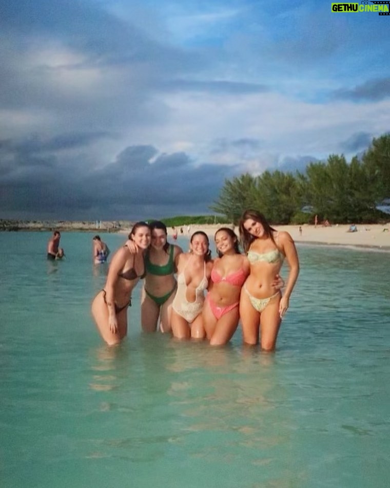 Avani Instagram - HAPPY 25 @atlantisbahamas ✨😝🫶🏻🌴🥂✈️🤍🤩 The Cove Atlantis
