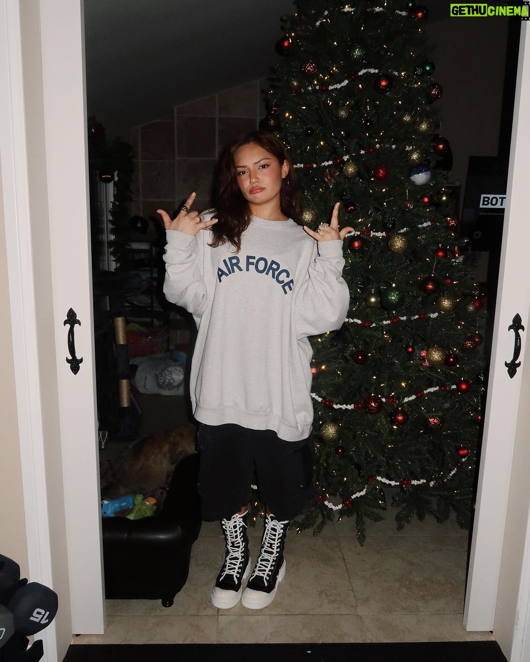 Avani Instagram - any hoodie that’s not mine >>>