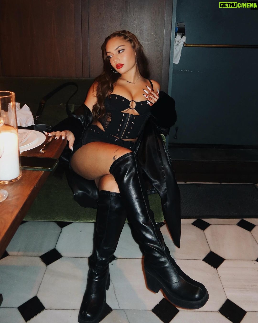 Avani Instagram - i’ll take a plate of whoever u are you pls 🍽️