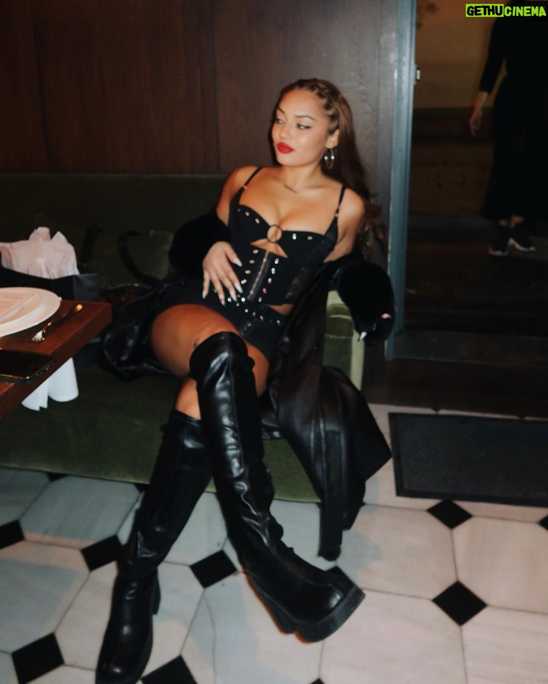 Avani Instagram - i’ll take a plate of whoever u are you pls 🍽️