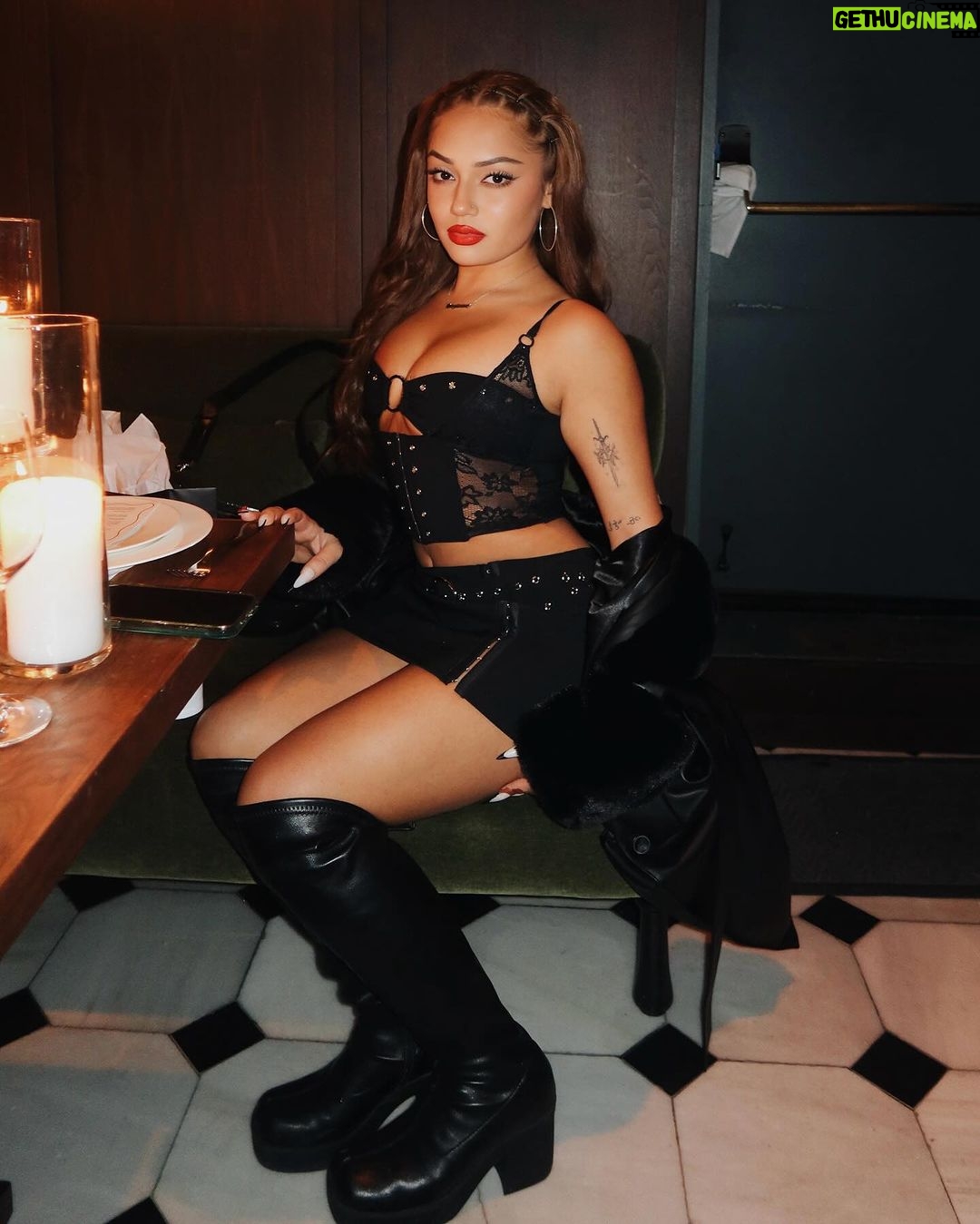 Avani Instagram - i’ll take a plate of whoever u are you pls 🍽️