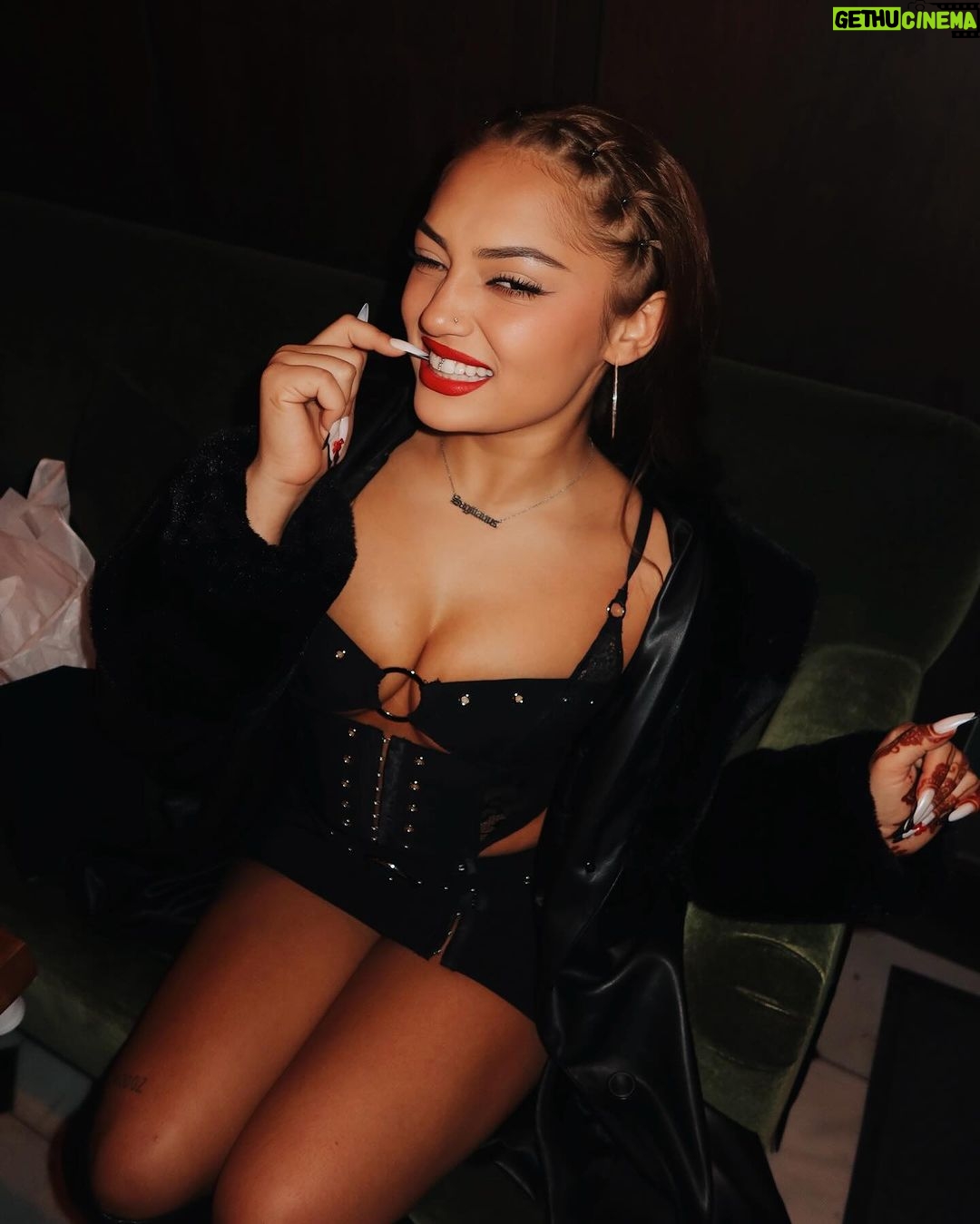Avani Instagram - i’ll take a plate of whoever u are you pls 🍽️
