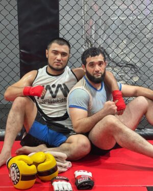 Avliyohon Hamidov Instagram - Мой друг всегда помагает мне при подготовке k бою @ibrohim_670 🤼‍♂️🤼‍♂️ #скоробой