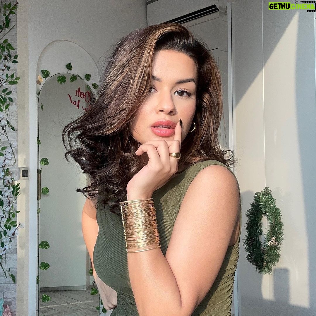 Avneet Kaur Instagram - In a world full of kardashians, be an Audrey🤎✨