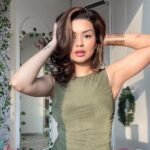 Avneet Kaur Instagram - In a world full of kardashians, be an Audrey🤎✨